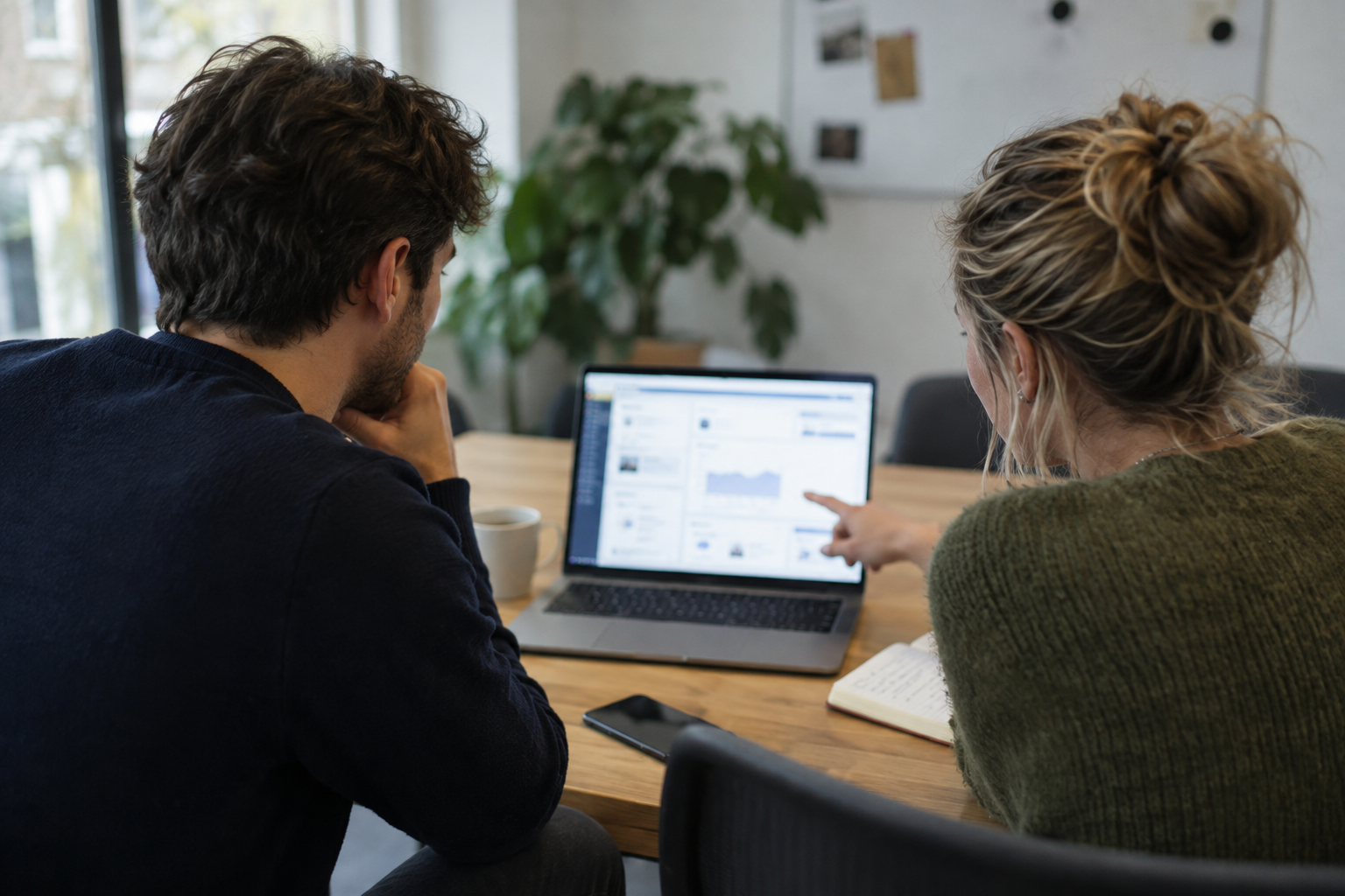 Twee professionals bekijken een softwareprototype op een laptop